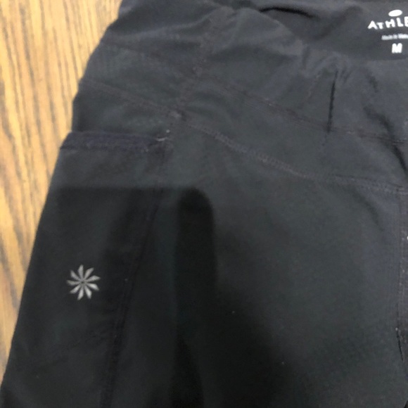 🌸 ATHLETA 🏋🏻‍♀️ Capri reflective -M - pockets - Picture 3 of 6